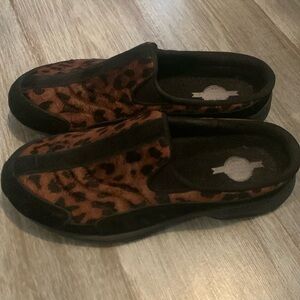 Easy spirit slip on sneakers